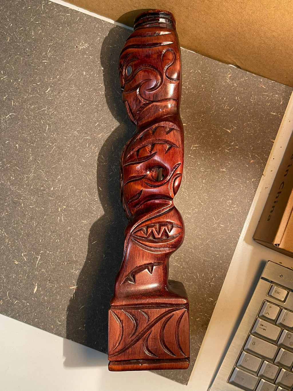 Handgeschnitzte Vintage Maori Tiki Figur – Edles Matai-Holz mit Paua-Muschel-Augen (32 cm)