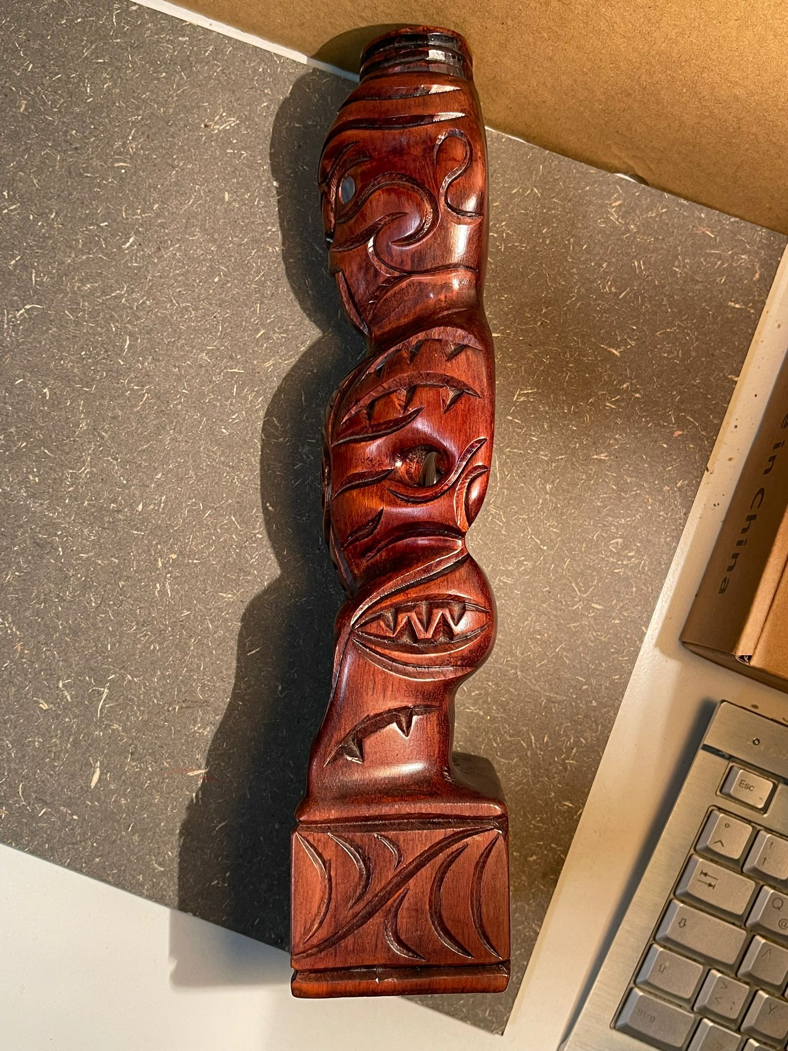 Handgeschnitzte Vintage Maori Tiki Figur – Edles Matai-Holz mit Paua-Muschel-Augen (32 cm)