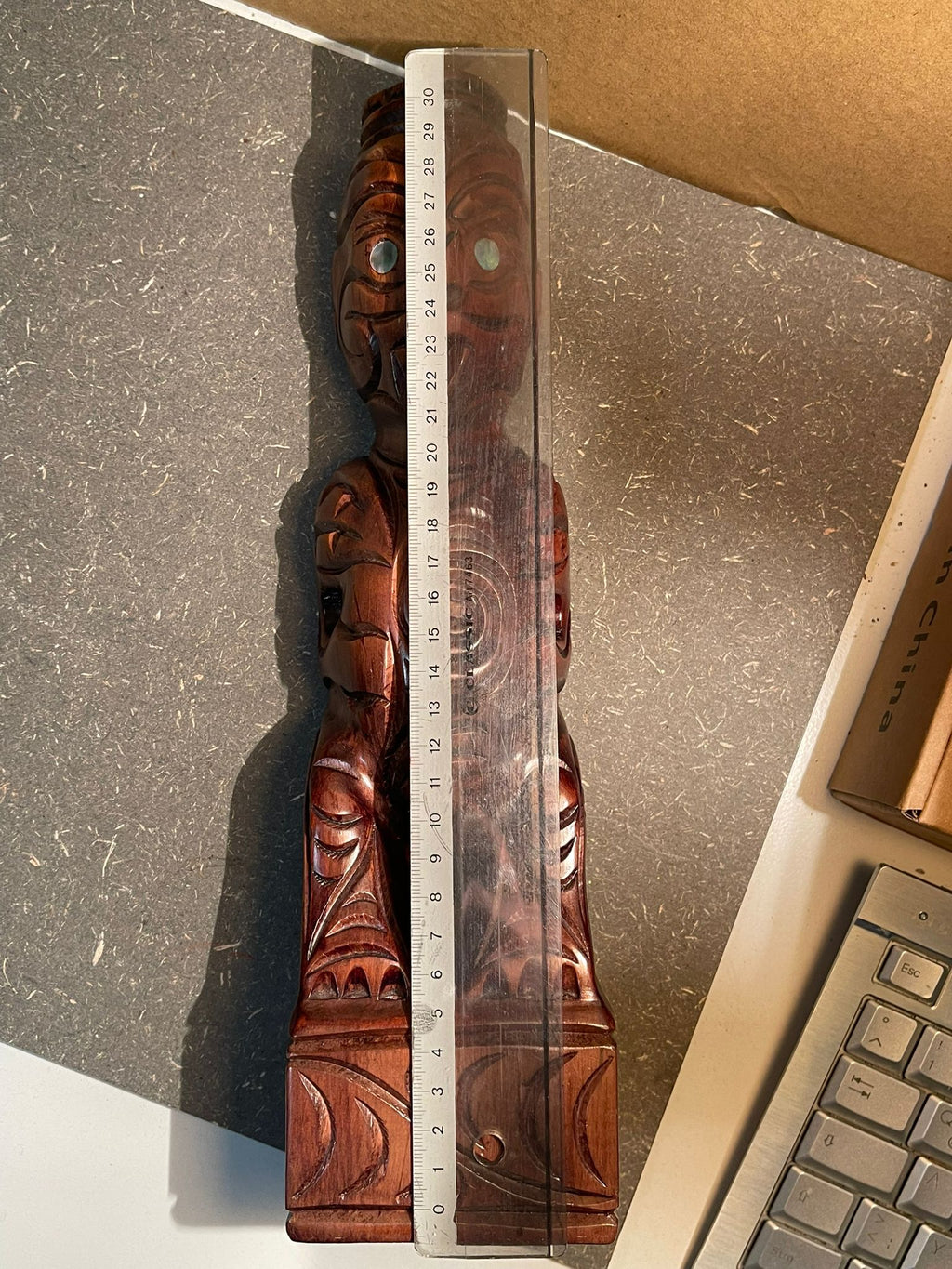 Handgeschnitzte Vintage Maori Tiki Figur – Edles Matai-Holz mit Paua-Muschel-Augen (32 cm)