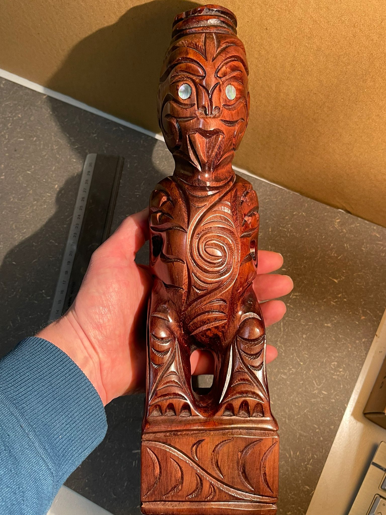Handgeschnitzte Vintage Maori Tiki Figur – Edles Matai-Holz mit Paua-Muschel-Augen (32 cm)