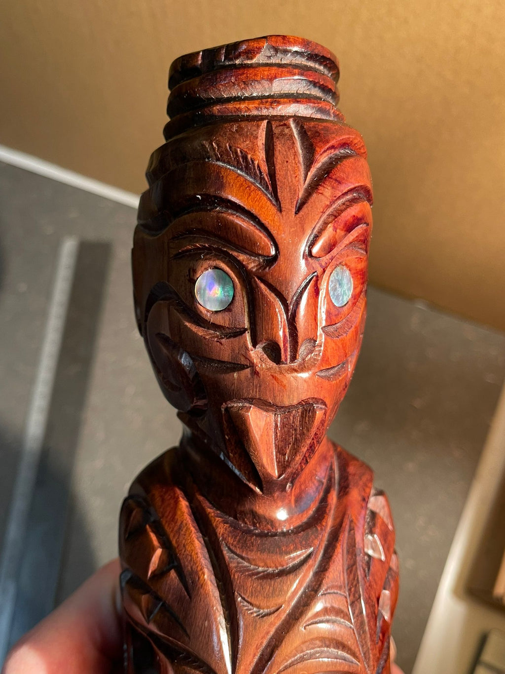 Handgeschnitzte Vintage Maori Tiki Figur – Edles Matai-Holz mit Paua-Muschel-Augen (32 cm)