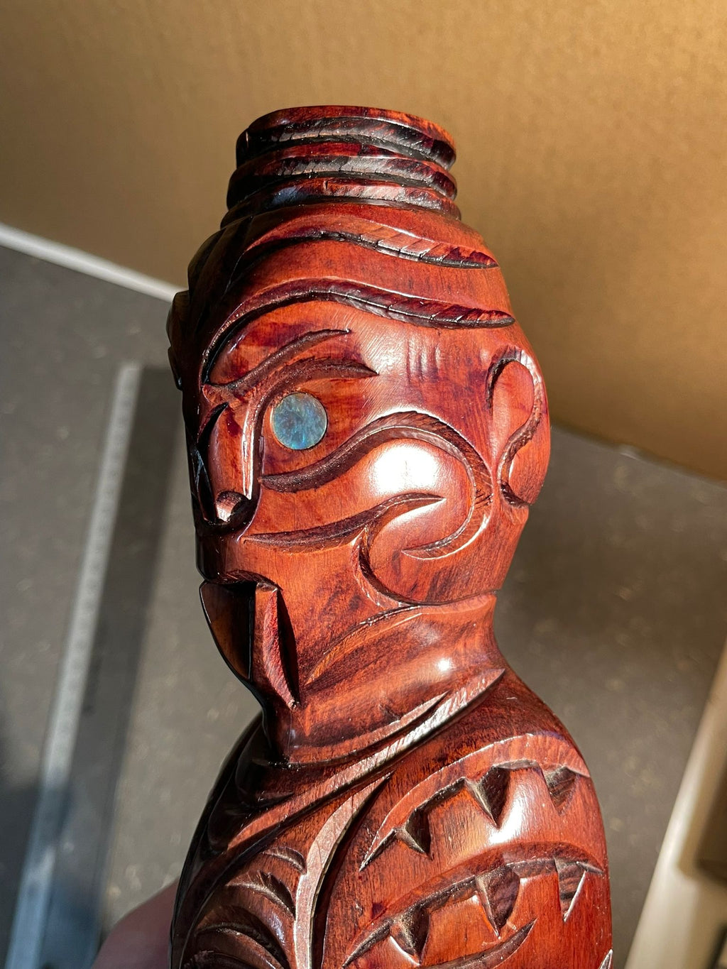 Handgeschnitzte Vintage Maori Tiki Figur – Edles Matai-Holz mit Paua-Muschel-Augen (32 cm)