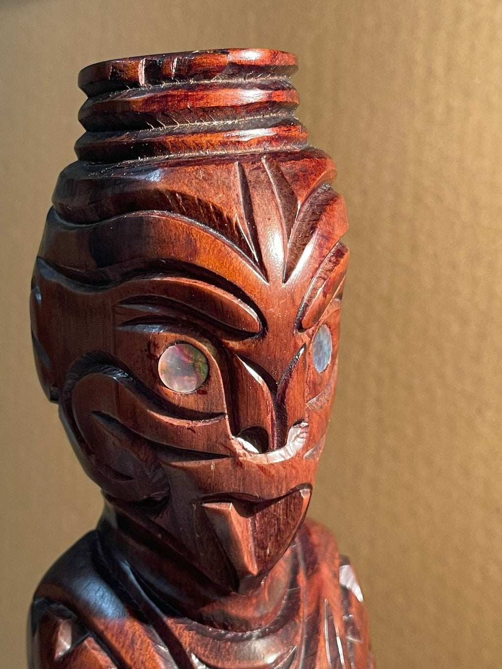 Handgeschnitzte Vintage Maori Tiki Figur – Edles Matai-Holz mit Paua-Muschel-Augen (32 cm)