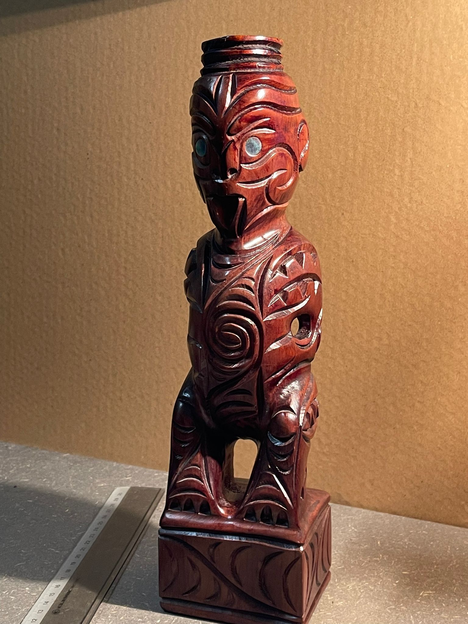 Handgeschnitzte Vintage Maori Tiki Figur – Edles Matai-Holz mit Paua-Muschel-Augen (32 cm)