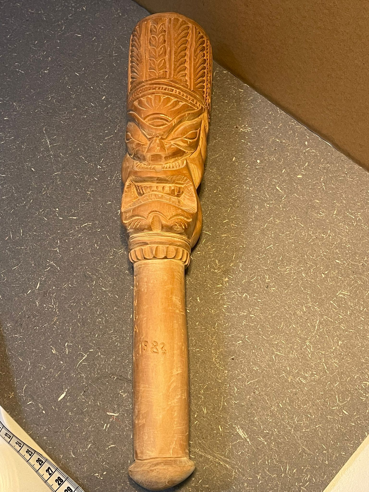 Handgeschnitzter Holzstab / Figur Tonga – Polynesische Schnitzarbeit – ca. 37 cm