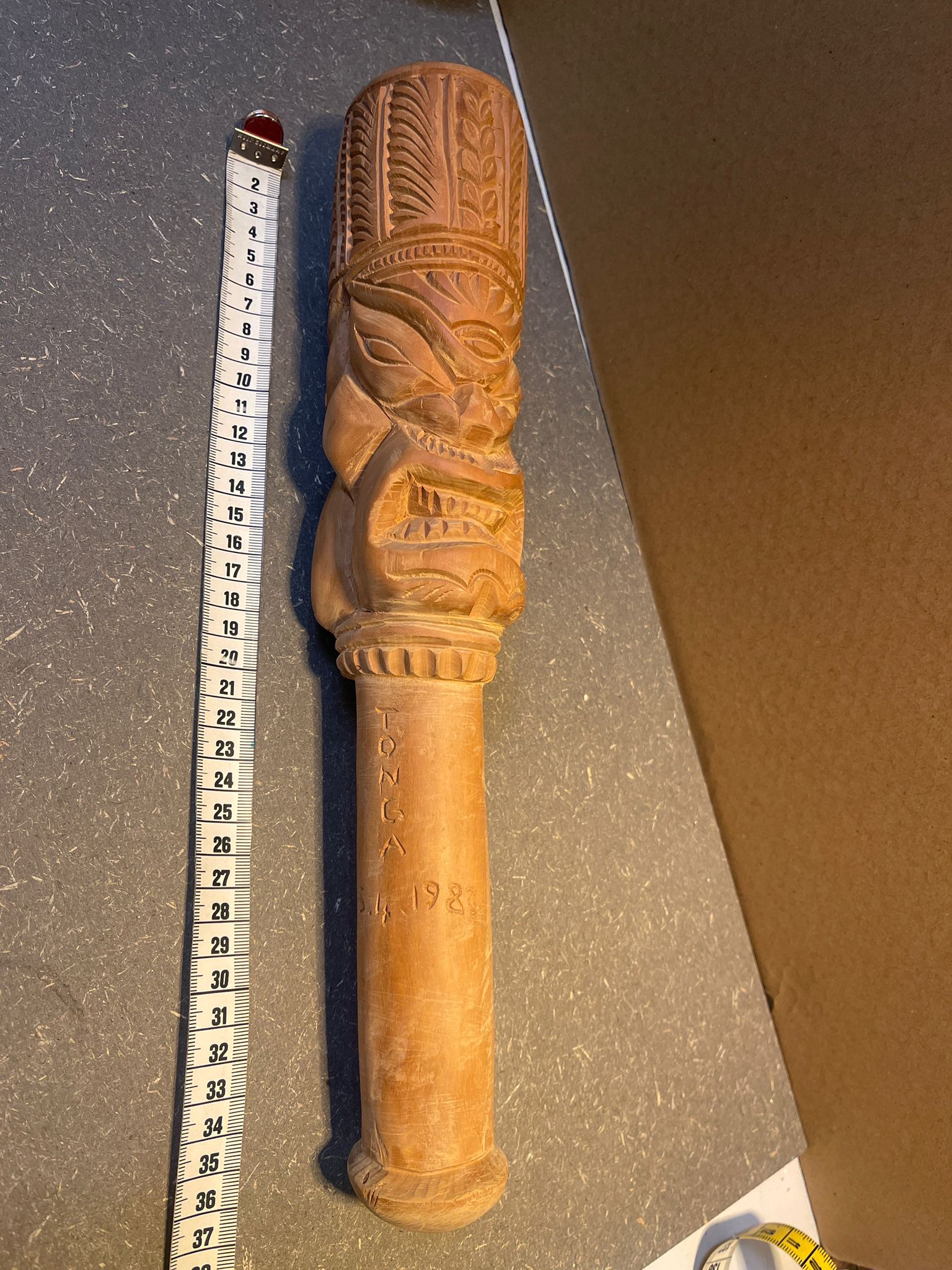 Handgeschnitzter Holzstab / Figur Tonga – Polynesische Schnitzarbeit – ca. 37 cm
