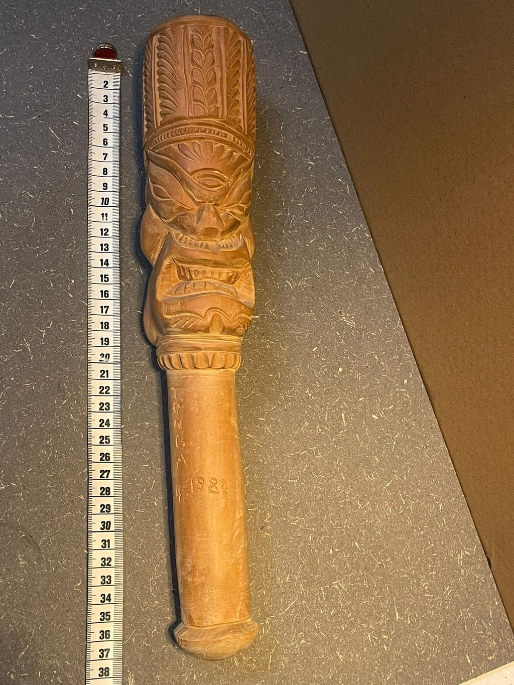 Handgeschnitzter Holzstab / Figur Tonga – Polynesische Schnitzarbeit – ca. 37 cm