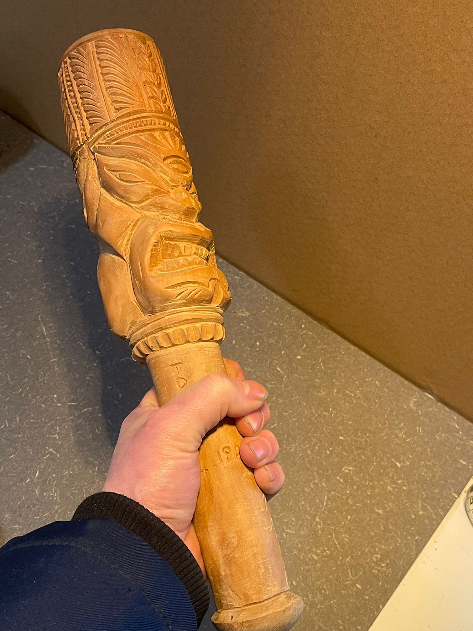 Handgeschnitzter Holzstab / Figur Tonga – Polynesische Schnitzarbeit – ca. 37 cm