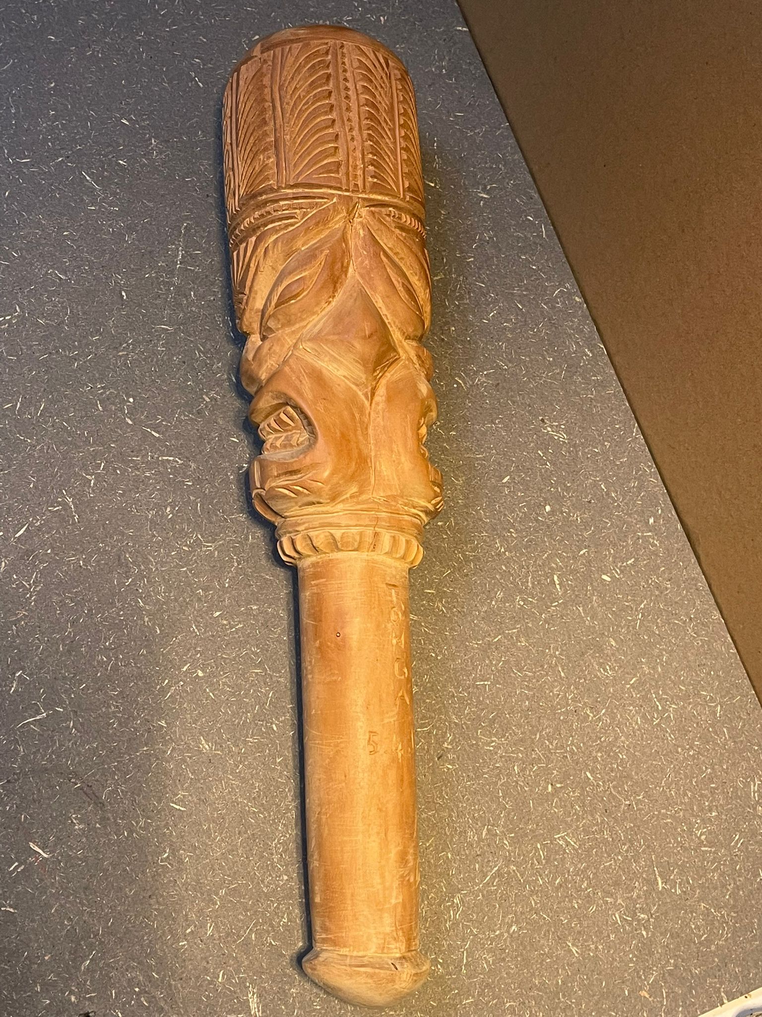 Handgeschnitzter Holzstab / Figur Tonga – Polynesische Schnitzarbeit – ca. 37 cm